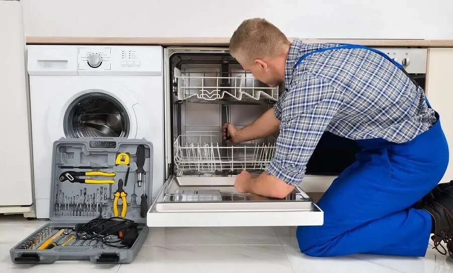 Çeşme Protherm servisi teknisyen ekibi beyaz eşya tamiri yaparken